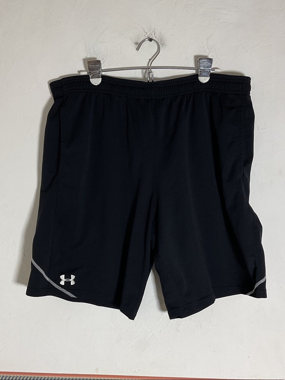 Under Armour Mens Black Athletic Shorts Contrast Stitching Size XXL Pockets